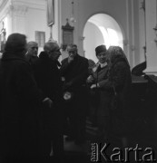 22.02-13.03.1965, Warszawa, Polska.
VII Międzynarodowy Konkurs Pianistyczny im. Fryderyka Chopina. Przewodniczący jury konkursu prof. Zbigniew Drzewiecki (2. z lewej) i kompozytor Kazimierz Sikorski (3. z lewej) w kościole Świętego Krzyża na Krakowskim Przedmieściu, w którym znajduje się urna z sercem Fryderka Chopina. 
Fot. Irena Jarosińska, zbiory Ośrodka KARTA