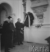 22.02-13.03.1965, Warszawa, Polska.
VII Międzynarodowy Konkurs Pianistyczny im. Fryderyka Chopina. Przewodniczący jury konkursu prof. Zbigniew Drzewiecki (1. z lewej) i kompozytor Kazimierz Sikorski (3. z lewej) stoją w kościole Świętego Krzyża na Krakowskim Przedmieściu, w którym znajduje się urna z sercem Fryderka Chopina. Obok wisi złożony przez jury konkursu wieniec. 
Fot. Irena Jarosińska, zbiory Ośrodka KARTA