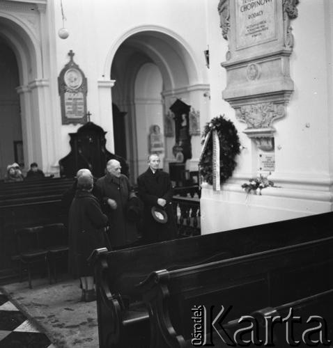 22.02-13.03.1965, Warszawa, Polska.
VII Międzynarodowy Konkurs Pianistyczny im. Fryderyka Chopina. Przewodniczący jury konkursu prof. Zbigniew Drzewiecki (2. z lewej) i kompozytor Kazimierz Sikorski (4. z lewej) stoją w kościole Świętego Krzyża na Krakowskim Przedmieściu, w którym znajduje się urna z sercem Fryderka Chopina. Obok wisi złożony przez jury konkursu wieniec. 
Fot. Irena Jarosińska, zbiory Ośrodka KARTA