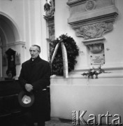 22.02-13.03.1965, Warszawa, Polska.
VII Międzynarodowy Konkurs Pianistyczny im. Fryderyka Chopina. Kompozytor Kazimierz Sikorski stoi w kościole Świętego Krzyża na Krakowskim Przedmieściu, w którym znajduje się urna z sercem Fryderka Chopina. Obok wisi złożony przez jury konkursu wieniec. 
Fot. Irena Jarosińska, zbiory Ośrodka KARTA