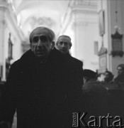 22.02-13.03.1965, Warszawa, Polska.
VII Międzynarodowy Konkurs Pianistyczny im. Fryderyka Chopina. Przewodniczący jury konkursu prof. Zbigniew Drzewiecki w kościole Świętego Krzyża na Krakowskim Przedmieściu, w którym znajduje się urna z sercem Fryderka Chopina. Z tyłu za nim stoi kompozytor Kazimierz Sikorski.
Fot. Irena Jarosińska, zbiory Ośrodka KARTA