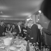 22.02-13.03.1965, Warszawa, Polska.
VII Międzynarodowy Konkurs Pianistyczny im. Fryderyka Chopina. Bankiet w Filharmonii Narodowej. 2. z prawej stoi przewodniczący jury konkursu prof. Zbigniew Drzewiecki. 
Fot. Irena Jarosińska, zbiory Ośrodka KARTA