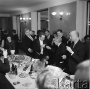 22.02-13.03.1965, Warszawa, Polska.
VII Międzynarodowy Konkurs Pianistyczny im. Fryderyka Chopina. Bankiet w Filharmonii Narodowej. 3. z prawej stoi przewodniczący jury konkursu prof. Zbigniew Drzewiecki. 
Fot. Irena Jarosińska, zbiory Ośrodka KARTA