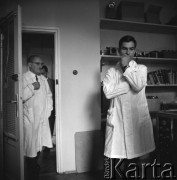 Lata 60., Warszawa, Polska.
Pracownia Janusza Groszkowskiego (z lewej) - profesora elektroniki i radiotechniki Politechniki Warszawskiej i Polskiej Akademii Nauk. Obok stoi pracownik laboratorium.
Fot. Irena Jarosińska, zbiory Ośrodka KARTA 
