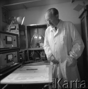Lata 60., Warszawa, Polska.
Janusz Groszkowski, profesor elektroniki i radiotechniki Politechniki Warszawskiej i Polskiej Akademii Nauki w swojej pracowni.
Fot. Irena Jarosińska, zbiory Ośrodka KARTA 
