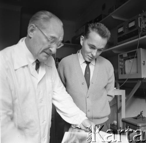 Lata 60., Warszawa, Polska.
Pracownia Janusza Groszkowskiego (z lewej) - profesora elektroniki i radiotechniki Politechniki Warszawskiej i Polskiej Akademii Nauk. Obok stoi pracownik laboratorium.
Fot. Irena Jarosińska, zbiory Ośrodka KARTA
