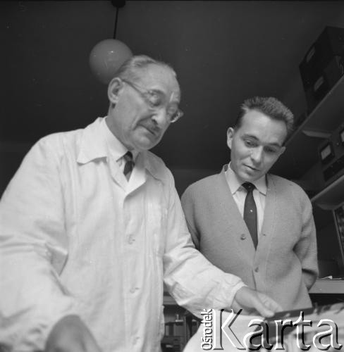 Lata 60., Warszawa, Polska.
Pracownia Janusza Groszkowskiego (z lewej) - profesora elektroniki i radiotechniki Politechniki Warszawskiej i Polskiej Akademii Nauk. Obok stoi pracownik laboratorium.
Fot. Irena Jarosińska, zbiory Ośrodka KARTA