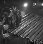 1962, Warszawa, Polska
Próba przedstawienia Historyja o Chwalebnym Zmartwychwstaniu Pańskim w reżyserii Kazimierza Dejmka. Aktorzy na scenie Teatru Narodowego.
Fot. Irena Jarosińska, zbiory Ośrodka KARTA
