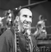 1962, Warszawa, Polska
Próba przedstawienia Historyja o Chwalebnym Zmartwychwstaniu Pańskim w reżyserii Kazimierza Dejmka. Adam Mularczyk na scenie Teatru Narodowego.
Fot. Irena Jarosińska, zbiory Ośrodka KARTA