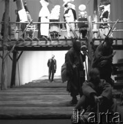 1962, Warszawa, Polska
Próba przedstawienia Historyja o Chwalebnym Zmartwychwstaniu Pańskim w reżyserii Kazimierza Dejmka. Aktorzy na scenie Teatru Narodowego, z przodu od prawej stoją: Adam Mularczyk i Kazimierz Wichniarz, siedzi Władysław Krasnowiecki, w głębi widać reżysera K. Dejmka.
Fot. Irena Jarosińska, zbiory Ośrodka KARTA