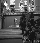 1962, Warszawa, Polska
Próba przedstawienia Historyja o Chwalebnym Zmartwychwstaniu Pańskim w reżyserii Kazimierza Dejmka. Aktorzy na scenie Teatru Narodowego, z przodu od prawej stoją: Adam Mularczyk i Kazimierz Wichniarz, siedzi Władysław Krasnowiecki, w głębi widać reżysera K. Dejmka.
Fot. Irena Jarosińska, zbiory Ośrodka KARTA