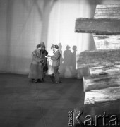1962, Warszawa, Polska
Próba przedstawienia Historyja o Chwalebnym Zmartwychwstaniu Pańskim w reżyserii Kazimierza Dejmka. Aktorzy z reżyserem na scenie Teatru Narodowego.
Fot. Irena Jarosińska, zbiory Ośrodka KARTA