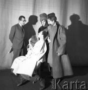 1962, Warszawa, Polska
Próba przedstawienia Historyja o Chwalebnym Zmartwychwstaniu Pańskim w reżyserii Kazimierza Dejmka. Od lewej stoją: Władysław Krasnowiecki, Mieczysław Kalenik, reżyser Kazimierz Dejmek.
Fot. Irena Jarosińska, zbiory Ośrodka KARTA