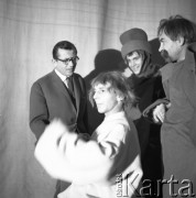 1962, Warszawa, Polska
Próba przedstawienia Historyja o Chwalebnym Zmartwychwstaniu Pańskim w reżyserii Kazimierza Dejmka. Od lewej stoją: Władysław Krasnowiecki, Mieczysław Kalenik, reżyser Kazimierz Dejmek.
Fot. Irena Jarosińska, zbiory Ośrodka KARTA