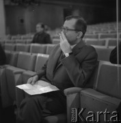 1962, Warszawa, Polska
Próba przedstawienia Historyja o Chwalebnym Zmartwychwstaniu Pańskim. Reżyser Kazimierz Dejmek na widowni Teatru Narodowego.
Fot. Irena Jarosińska, zbiory Ośrodka KARTA