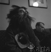 1962, Warszawa, Polska
Próba przedstawienia Historyja o Chwalebnym Zmartwychwstaniu Pańskim w reżyserii Kazimierza Dejmka. Jeden z aktorów w kuluarach Teatru Narodowego.
Fot. Irena Jarosińska, zbiory Ośrodka KARTA