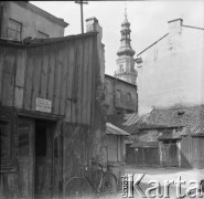 1968, Zamość, woj. lubelskie, Polska.
Podwórze z tyłu kamienic Starego Miasta. W głębi widoczna wieża ratusza na Rynku Wielkim. 
Fot. Irena Jarosińska, zbiory Ośrodka KARTA