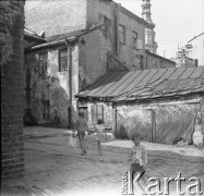 1968, Zamość, woj. lubelskie, Polska.
Dzieci na podwórzu z tyłu kamienic Starego Miasta. W głębi widoczna wieża ratusza na Rynku Wielkim. 
Fot. Irena Jarosińska, zbiory Ośrodka KARTA
