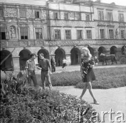 1968, Zamość, woj. lubelskie, Polska.
Kobieta i dwóch mężczyzn pozuje do zdjęcia na tle kamienic z podcieniami na Rynku Wielkim.
Fot. Irena Jarosińska, zbiory Ośrodka KARTA