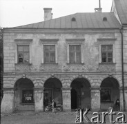 1968, Zamość, woj. lubelskie, Polska.
Zabytkowa kamienica z podcieniami na Rynku Wielkim. W pierwszym oknie z lewej strony widoczny transparent informujący o V Zjeździe Polskiej Zjednoczonej Partii Robotniczej.
Fot. Irena Jarosińska, zbiory Ośrodka KARTA