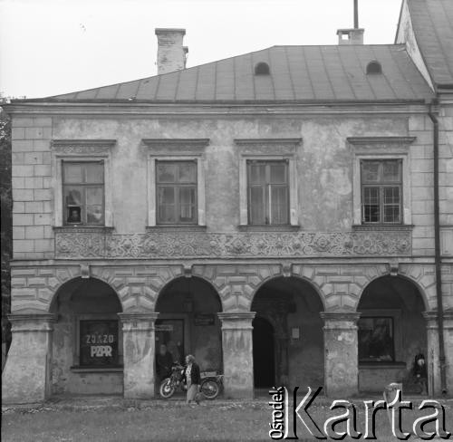 1968, Zamość, woj. lubelskie, Polska.
Zabytkowa kamienica z podcieniami na Rynku Wielkim. W pierwszym oknie z lewej strony widoczny transparent informujący o V Zjeździe Polskiej Zjednoczonej Partii Robotniczej.
Fot. Irena Jarosińska, zbiory Ośrodka KARTA