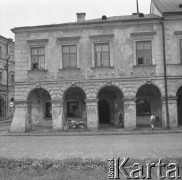 1968, Zamość, woj. lubelskie, Polska.
Zabytkowa kamienica z podcieniami na Rynku Wielkim. W pierwszym oknie z lewej strony widoczny transparent informujący o V Zjeździe Polskiej Zjednoczonej Partii Robotniczej.
Fot. Irena Jarosińska, zbiory Ośrodka KARTA