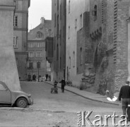 Lata 60., Warszawa, Polska.
Ul. Celna, widok w stronę Rynku Starego Miasta. Po prawej pozostałości murów gotyckich wkomponowane w odbudowaną kamienicę na rogu ul. Brzozowej i Celnej.
Fot. Irena Jarosińska, zbiory Ośrodka KARTA