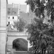 Lata 60., Warszawa, Polska.
Stare Miasto, mostek prowadzący do Domu Profesorów przy ul. Brzozowej.
Fot. Irena Jarosińska, zbiory Ośrodka KARTA 
