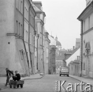 Lata 60., Warszawa, Polska.
Stare Miasto. Dzieci bawiące się na ul. Brzozowej. W głębi widoczna kopuła dachu kościoła św. Kazimierza na Rynku Nowego Miasta.
Fot. Irena Jarosińska, zbiory Ośrodka KARTA
