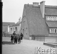 Lata 60., Warszawa, Polska.
Stare Miasto, dom przy ul. Brzozowej 39/41. Na zdjęciu widoczne dzieci z nauczycielkami podczas wycieczki. 
Fot. Irena Jarosińska, zbiory Ośrodka KARTA 
