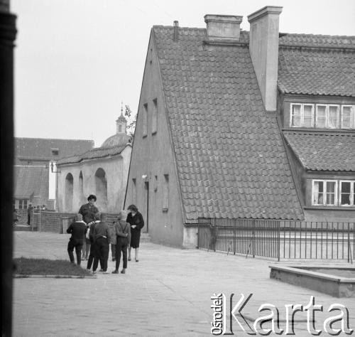 Lata 60., Warszawa, Polska.
Stare Miasto, dom przy ul. Brzozowej 39/41. Na zdjęciu widoczne dzieci z nauczycielkami podczas wycieczki. 
Fot. Irena Jarosińska, zbiory Ośrodka KARTA 
