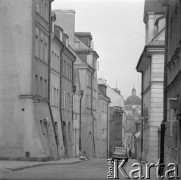 Lata 60., Warszawa, Polska.
Stare Miasto. Kamienice przy ul. Brzozowej. W głębi widoczna kopuła dachu kościoła św. Kazimierza na Rynku Nowego Miasta.
Fot. Irena Jarosińska, zbiory Ośrodka KARTA 
