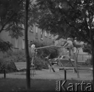 lata 60-te, Warszawa, Polska
Dzieci bawiące się na podwórku.
Fot. Irena Jarosińska, zbiory Ośrodka KARTA