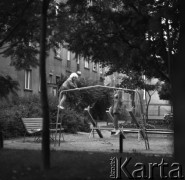lata 60-te, Warszawa, Polska
Dzieci bawiące się na podwórku.
Fot. Irena Jarosińska, zbiory Ośrodka KARTA