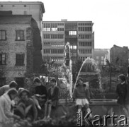 lata 60-te, Warszawa, Polska
Dzieci przy fontannie przy ul. Świerczewskiego [na pierwszym planie Świerczewskiego 105, dalej fragment skrzydła Świerczewskiego 113, dalej budowa wysokiego biurowca Świerczewskiego 117 (róg Marchlewskiego), a w ostatnim planie z charakterystyczną barierką kolumnadową na dachu Marchlewskiego 35. Ściana po lewej to oficyna Marchlewskiego 38].
Fot. Irena Jarosińska, zbiory Ośrodka KARTA
