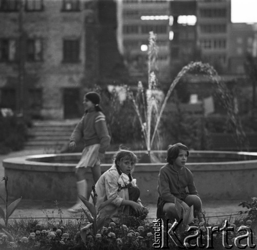 lata 60-te, Warszawa, Polska
Dzieci przy fontannie przy ul. Świerczewskiego [na pierwszym planie Świerczewskiego 105, dalej fragment skrzydła Świerczewskiego 113, dalej budowa wysokiego biurowca Świerczewskiego 117 (róg Marchlewskiego), a w ostatnim planie z charakterystyczną barierką kolumnadową na dachu Marchlewskiego 35. Ściana po lewej to oficyna Marchlewskiego 38].
Fot. Irena Jarosińska, zbiory Ośrodka KARTA
