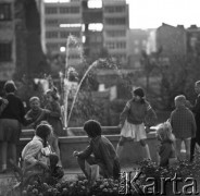 lata 60-te, Warszawa, Polska
Dzieci przy fontannie przy ul. Świerczewskiego [na pierwszym planie Świerczewskiego 105, dalej fragment skrzydła Świerczewskiego 113, dalej budowa wysokiego biurowca Świerczewskiego 117 (róg Marchlewskiego), a w ostatnim planie z charakterystyczną barierką kolumnadową na dachu Marchlewskiego 35. Ściana po lewej to oficyna Marchlewskiego 38].
Fot. Irena Jarosińska, zbiory Ośrodka KARTA