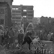 lata 60-te, Warszawa, Polska
Dzieci przy fontannie przy ul. Świerczewskiego [na pierwszym planie Świerczewskiego 105, dalej fragment skrzydła Świerczewskiego 113, dalej budowa wysokiego biurowca Świerczewskiego 117 (róg Marchlewskiego), a w ostatnim planie z charakterystyczną barierką kolumnadową na dachu Marchlewskiego 35. Ściana po lewej to oficyna Marchlewskiego 38].
Fot. Irena Jarosińska, zbiory Ośrodka KARTA