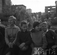 lata 60-te, Warszawa, Polska
Dzieci przy fontannie przy ul. Świerczewskiego [na pierwszym planie Świerczewskiego 105, dalej fragment skrzydła Świerczewskiego 113, dalej budowa wysokiego biurowca Świerczewskiego 117 (róg Marchlewskiego), a w ostatnim planie z charakterystyczną barierką kolumnadową na dachu Marchlewskiego 35. Ściana po lewej to oficyna Marchlewskiego 38].
Fot. Irena Jarosińska, zbiory Ośrodka KARTA