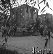 lata 60-te, Warszawa, Polska
Dzieci przy fontannie przy ul. Świerczewskiego
Fot. Irena Jarosińska, zbiory Ośrodka KARTA