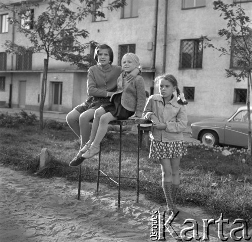 lata 60-te, Warszawa, Polska
Dziewczynki na podwórku.
Fot. Irena Jarosińska, zbiory Ośrodka KARTA