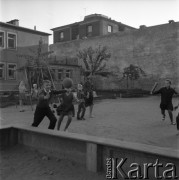 lata 60-te, Warszawa, Polska
Dzieci bawiące się na podwórku.
Fot. Irena Jarosińska, zbiory Ośrodka KARTA