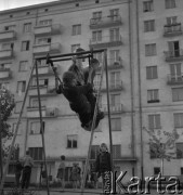 lata 60-te, Warszawa, Polska
Dzieci bawiące się na podwórku.
Fot. Irena Jarosińska, zbiory Ośrodka KARTA