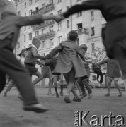 lata 60-te, Warszawa, Polska
Dzieci bawiące się na podwórku.
Fot. Irena Jarosińska, zbiory Ośrodka KARTA