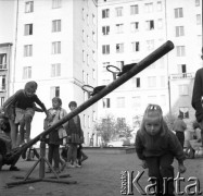 lata 60-te, Warszawa, Polska
Dzieci bawiące się na podwórku.
Fot. Irena Jarosińska, zbiory Ośrodka KARTA