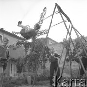 lata 60-te, Warszawa, Polska
Dzieci bawiące się na podwórku.
Fot. Irena Jarosińska, zbiory Ośrodka KARTA