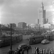 lata 60-te, Warszawa, Polska
Centum Warszawy - skrzyżowanie ulicy Marszałkowskiej i Alei Jerozolimskich. W głębi widać Pałac Kultury i Nauki.
Fot. Irena Jarosińska, zbiory Ośrodka KARTA