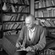 lata 60-te, Kraków, Polska
Pisarz Stanisław Lem.
Fot. Irena Jarosińska, zbiory Ośrodka KARTA