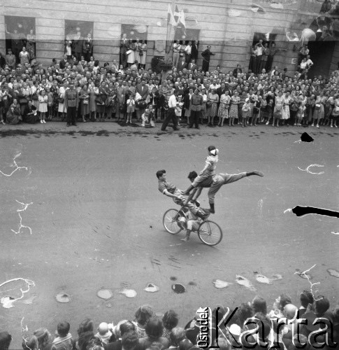 31.07.1955 - 4.08.1955, Warszawa, Polska.
V Światowy Festiwal Młodzieży i Studentów o Pokój i Przyjaźń. Akrobaci na ul. Nowy Świat.
Fot. Irena Jarosińska, zbiory Ośrodka KARTA