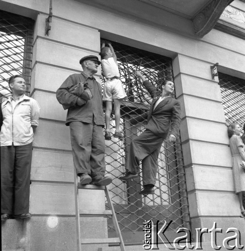31.07.1955 - 4.08.1955, Warszawa, Polska.
V Światowy Festiwal Młodzieży i Studentów o Pokój i Przyjaźń. Publiczność w czasie uroczystości na ul. Nowy Świat.
Fot. Irena Jarosińska, zbiory Ośrodka KARTA